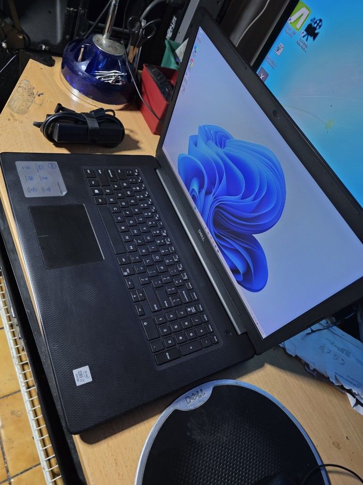 Dell 17 Laptop i7-1065G7-10TH-Gen. 16GB Ram 512GB SSD