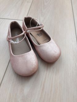 Brand new girls’ Chinese-style dress shoes.