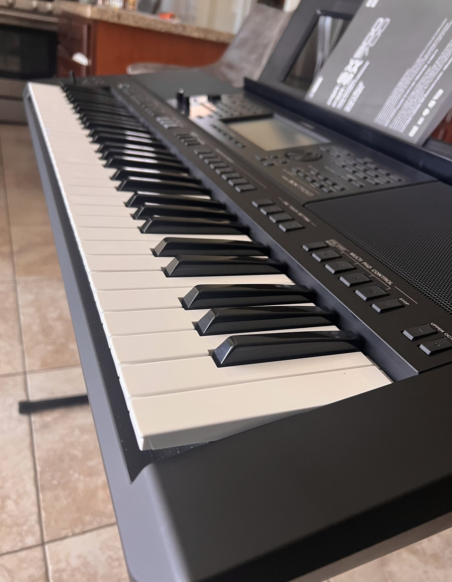 YAMAHA PSR-SX700 61-Key Arranger Workstation, and like new.