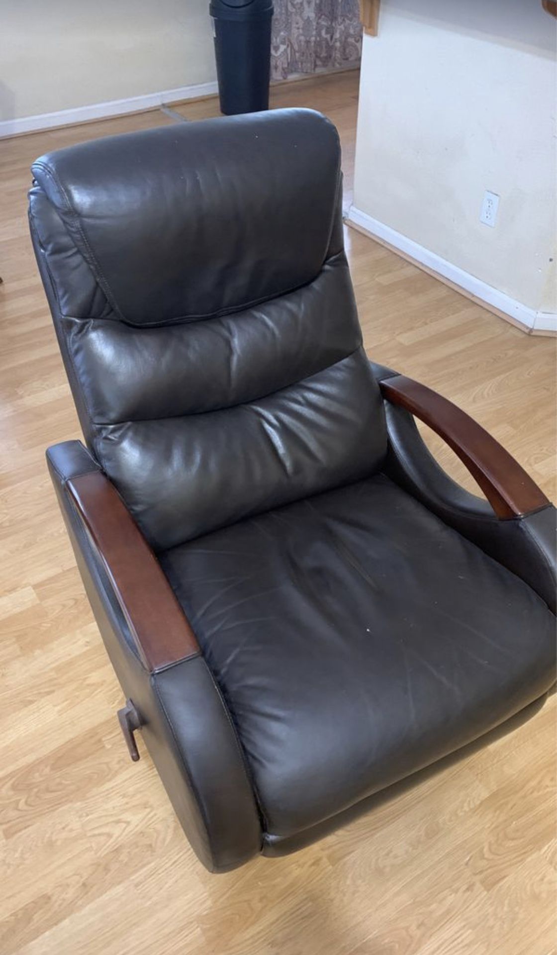 Beautiful leather Reclining chair