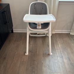 4 Moms High Chair. Great Condition