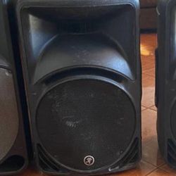 I am selling amplified mackie srm 450 v2 speaker in good condition I am selling or exchanging for an active 18 bass or a pair of passive 18 basses