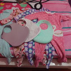 4 baby girl pieces size 12 months with 3  bibs