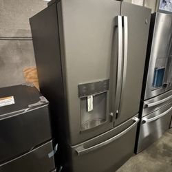 GE 28 Cu Ft Refrigerator. 🚚WE DELIVER🚚