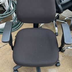 Swivel office chair