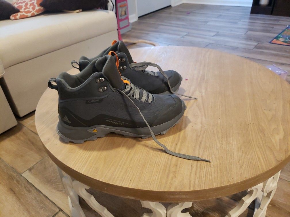Humtto Hiking Boots (Size 9)