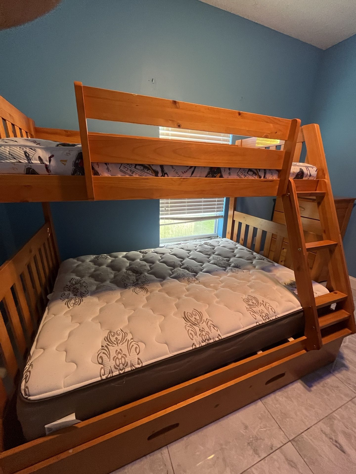 4 Piece Bunk Bedroom Set (READ DESCRIPTION)