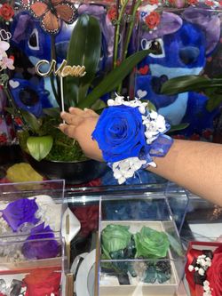 Boutonnieres or corsages