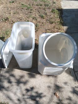!! 2 Containers With lids Price for Both