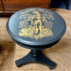 Queen of the Nile Black Gold Round Pedestal Table