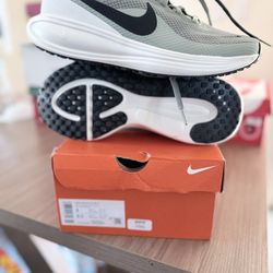 Womens Nike (Revolution 8) Size 8