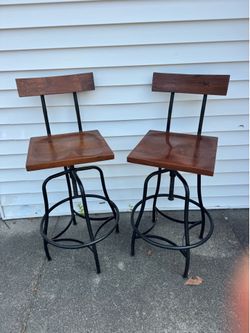 2 Bar Stools Like New