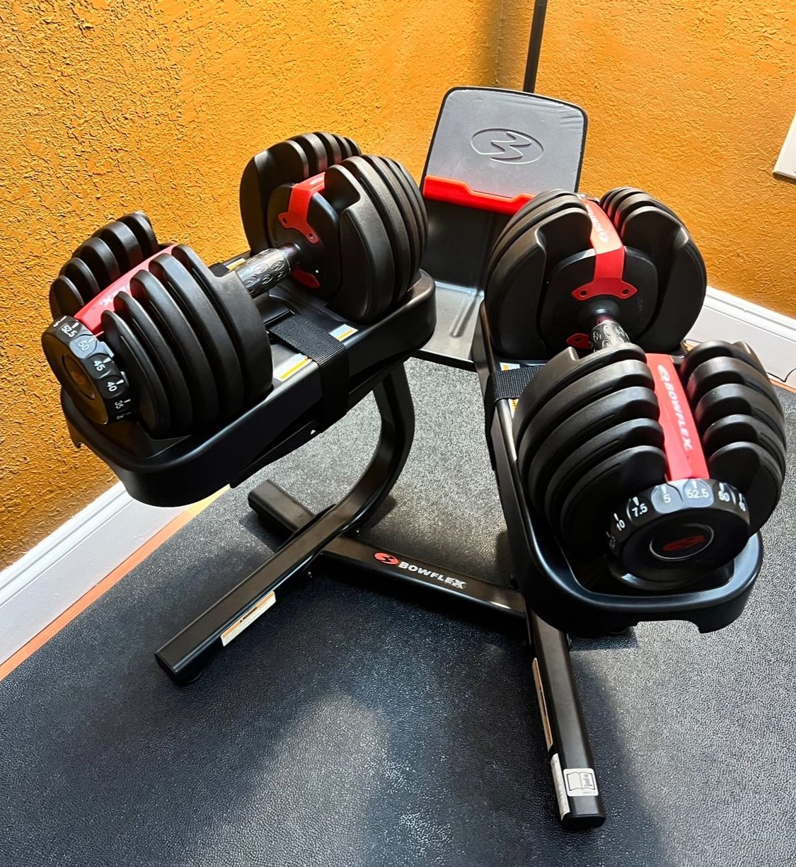 BowFlex SelectTech 552 Adjustable Dumbbells With BowFlex SelectTech Dumbbell Stand with Media Rack/LIKE NEW!