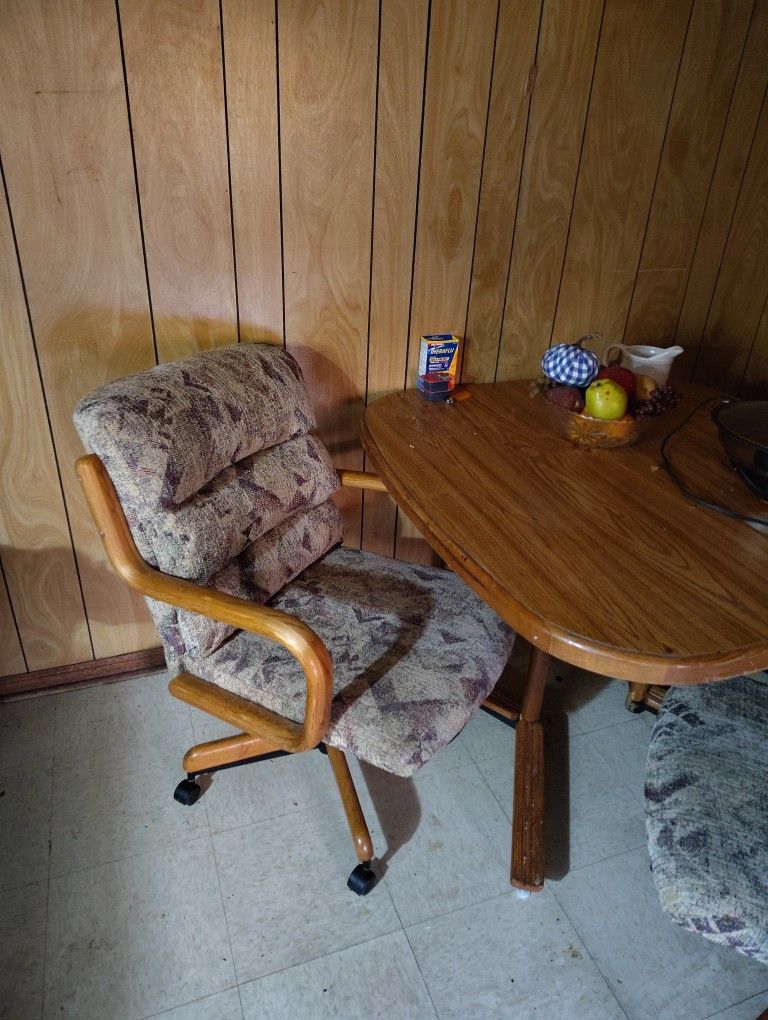 Nice Dining Room Table With 4 Comfortable Chairs. No Nicks , Scratches Or anything Of that Matter On Tabletop. None Of The Chairs are Torn Or tipped