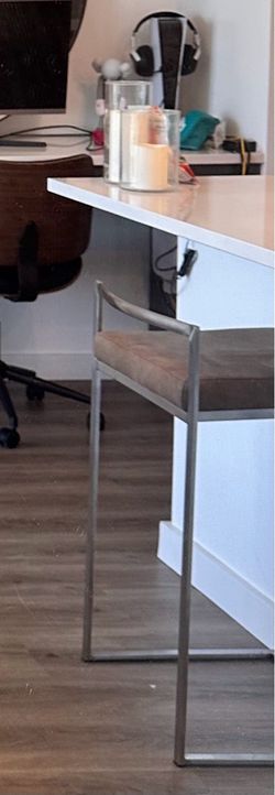 2 barstools