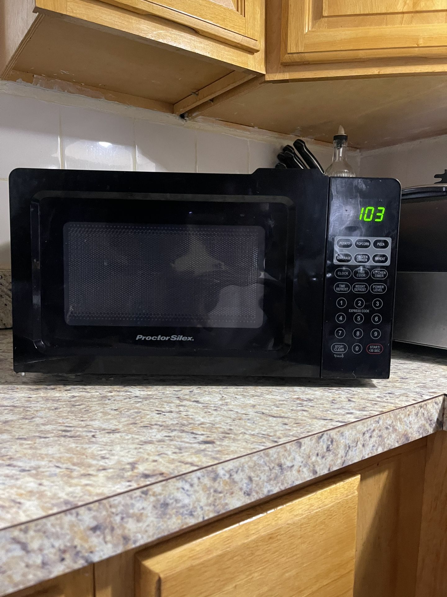 CLEAN FULLY WORKING MICROWAVE