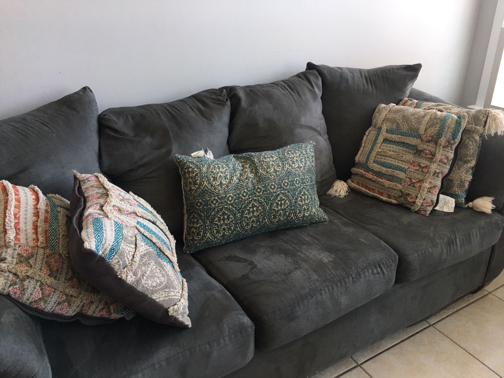 Comfortable Classical Sofa with nice pillows (Clean)