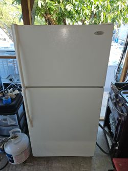 Whirlpool Top-Freezer Refrigerator White