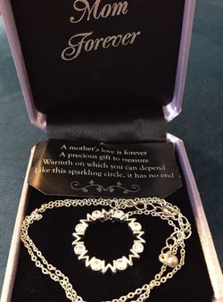 “MOM” Circular Pendant 