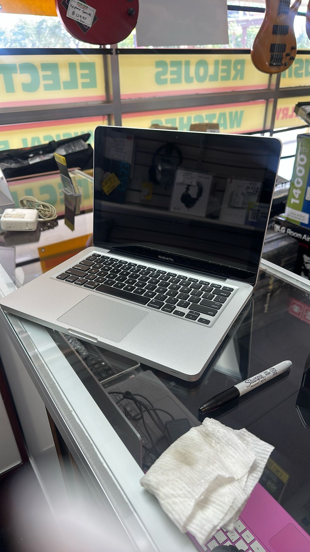 APPLE MACBOOK