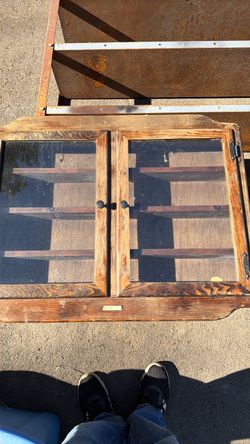 Wall mount display case