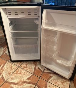 Mini fridge for sale!!