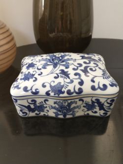 3 Hands Blue White Floral Ceramic Covered Dish
