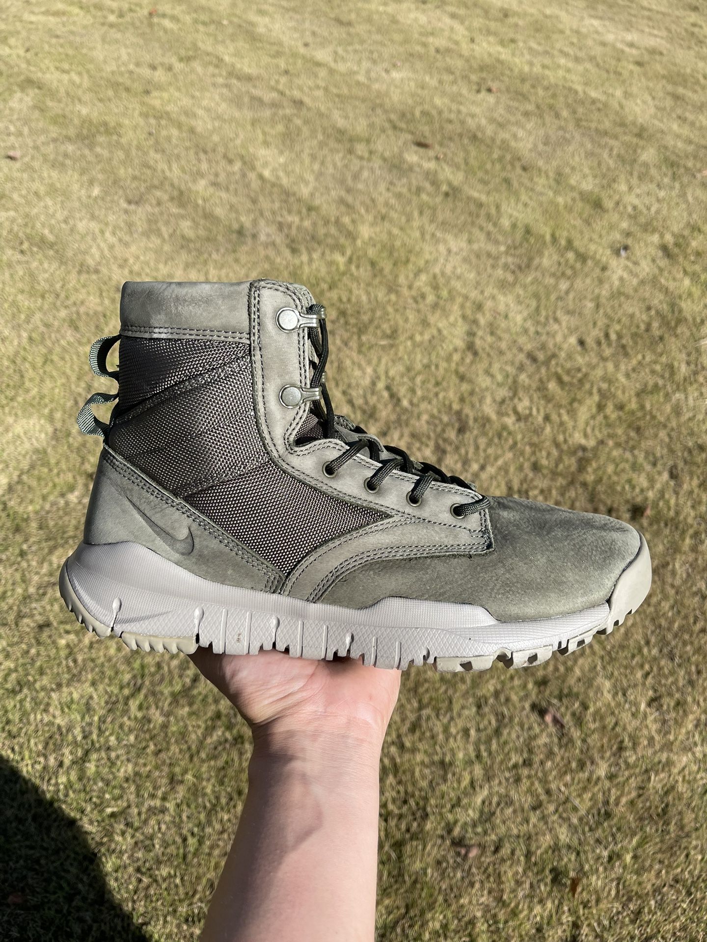 Men's NIKE SFB 6" Leather NSW Cargo Khaki & Light Taupe Canvas Boots Size 10.5