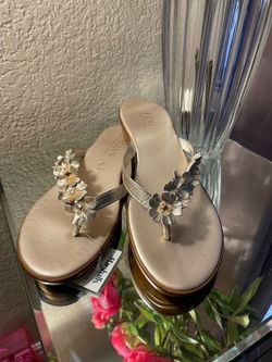 New Women’s Gold Sandals Size 9