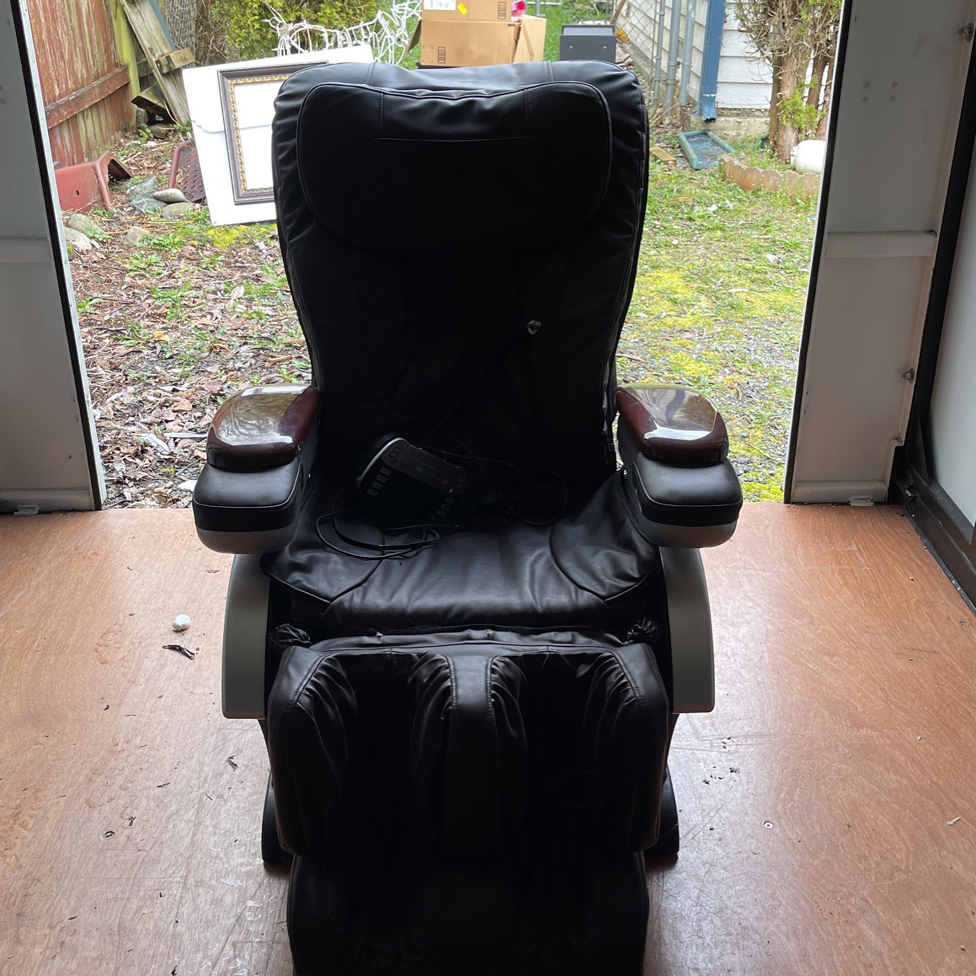 Deluxe  massage chair Brown