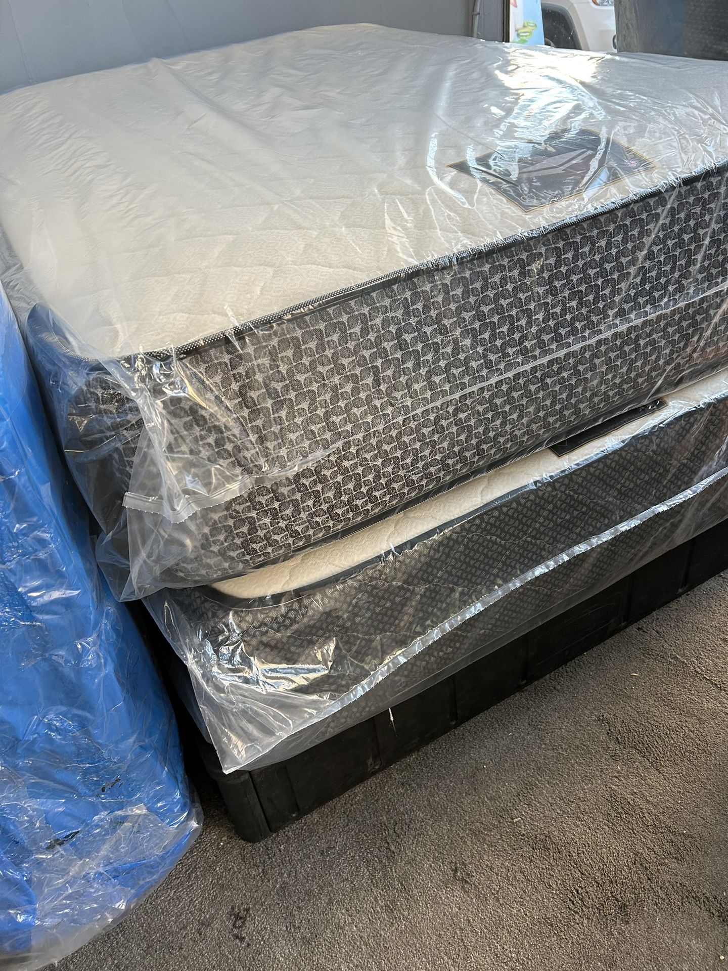 QUEEN SIZE MATTRESS BRAND NEW 🆕 AVAILABLE ALL SIZES LOCATED 303 POCASSET AVE PROVIDENCE RI OPEN 7 DAY 