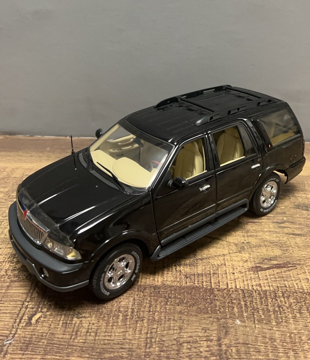 Autoart 1/18 scale Diecast Ford Lincoln Navigator - Black