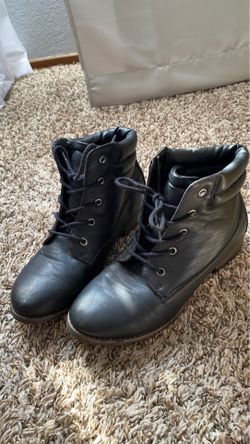 Women’s Black boots size 8