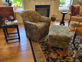 Swivel chair with ottoman