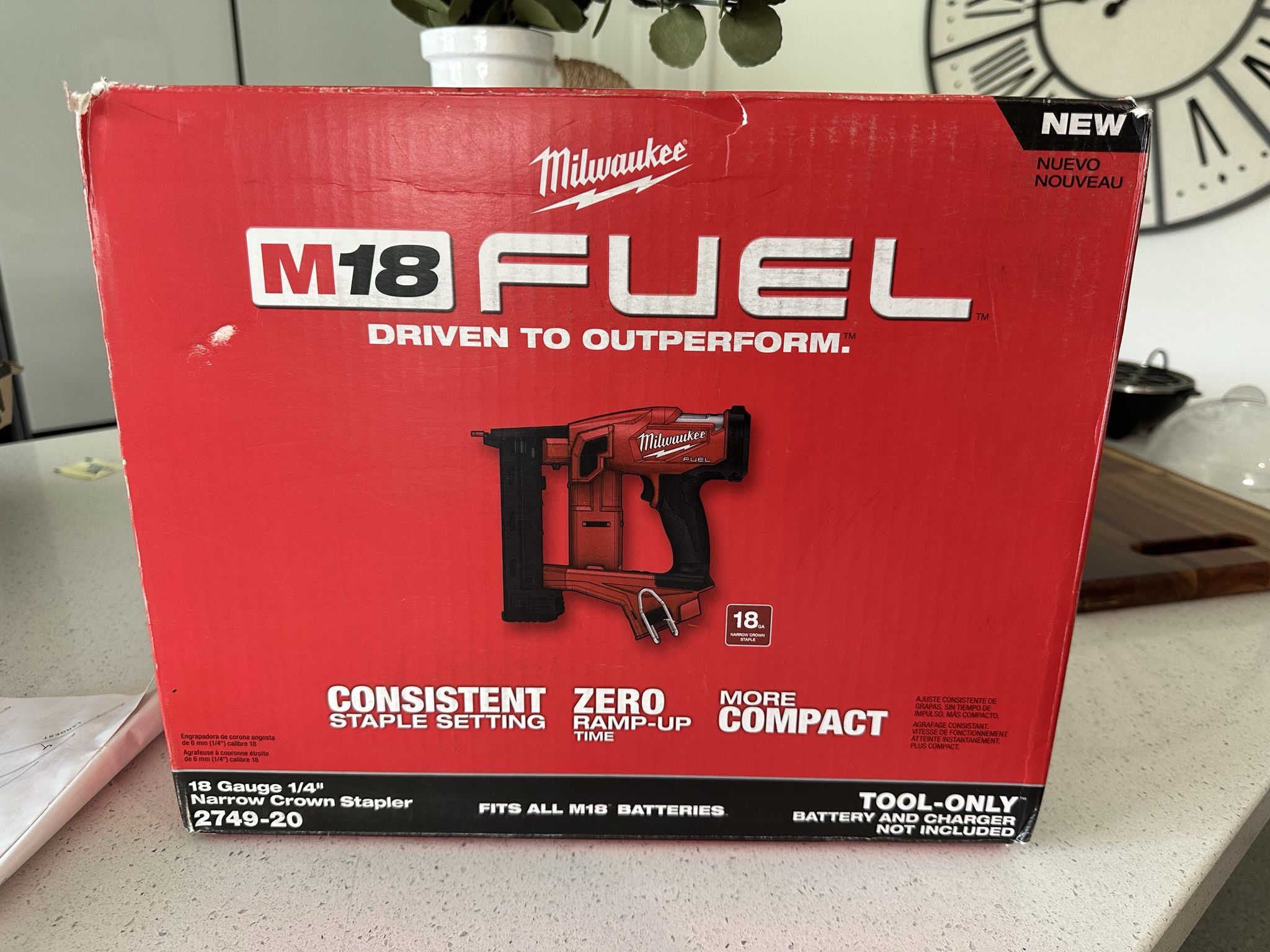 Milwaukee M18 FUEL 18-Volt Lithium-Ion Brushless Cordless 18-Gauge 1/4 in. Narrow  Crown Stapler (Tool-Only) for Sale in Riverside, CA OfferUp