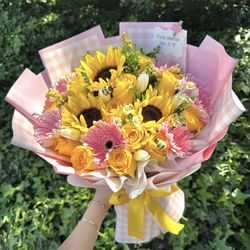 Mixed bouquets/roses/lillies LV