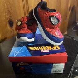 Marvel Infinity Stay-Put Light Up Shoes for Baby and Toddler Size 7