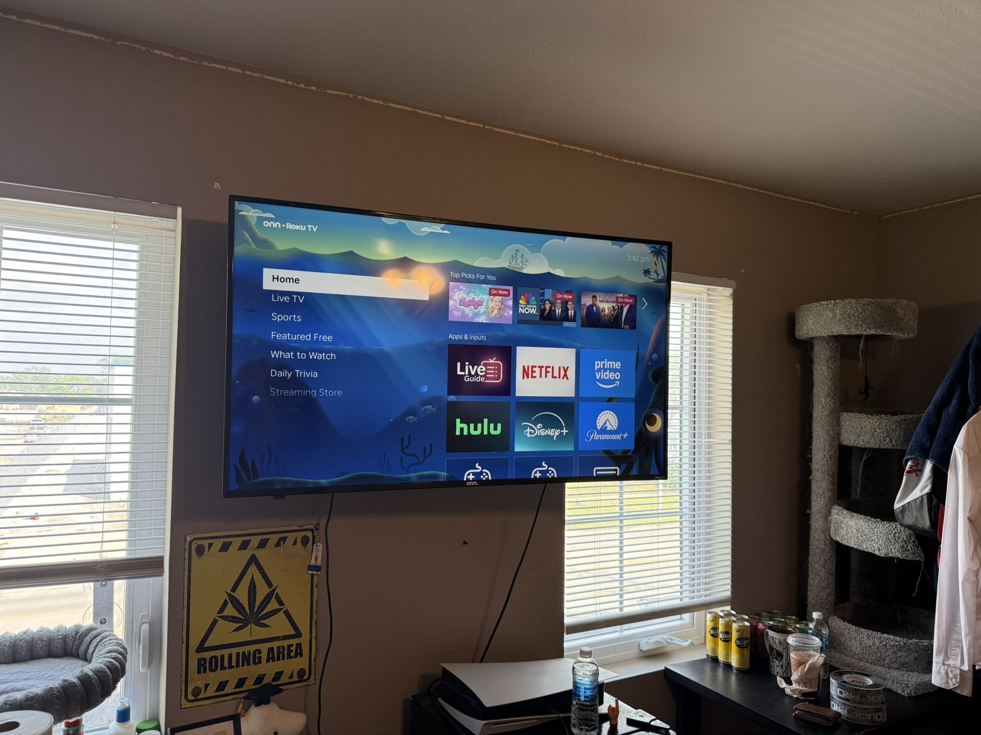 Roku Onn Tv 42” And Tv Mount