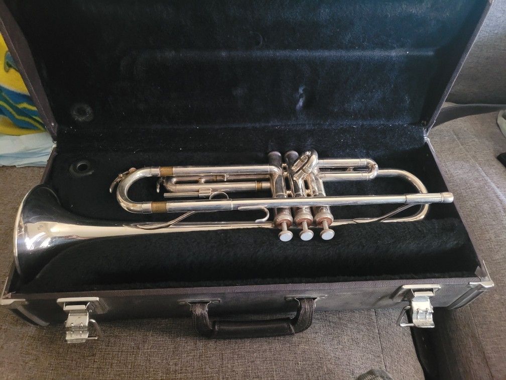 Trumpet Trompeta Yamaha YTR-2320S for Sale in Parlier, CA - OfferUp
