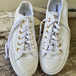 Women’s New White Leather Sneakers  Converse Size 6