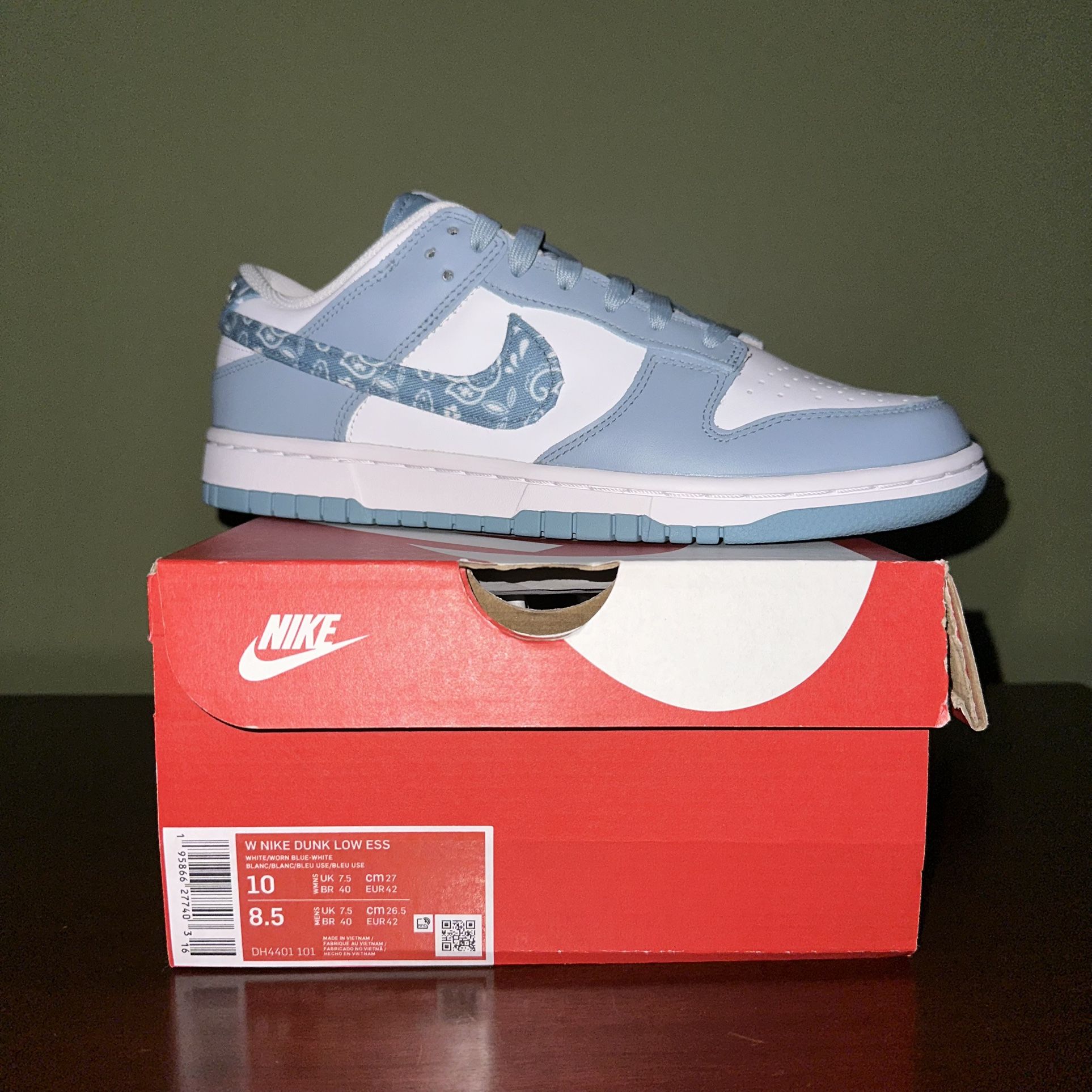 Nike Women Dunk Paisley Blue Size 10W (8.5 men)