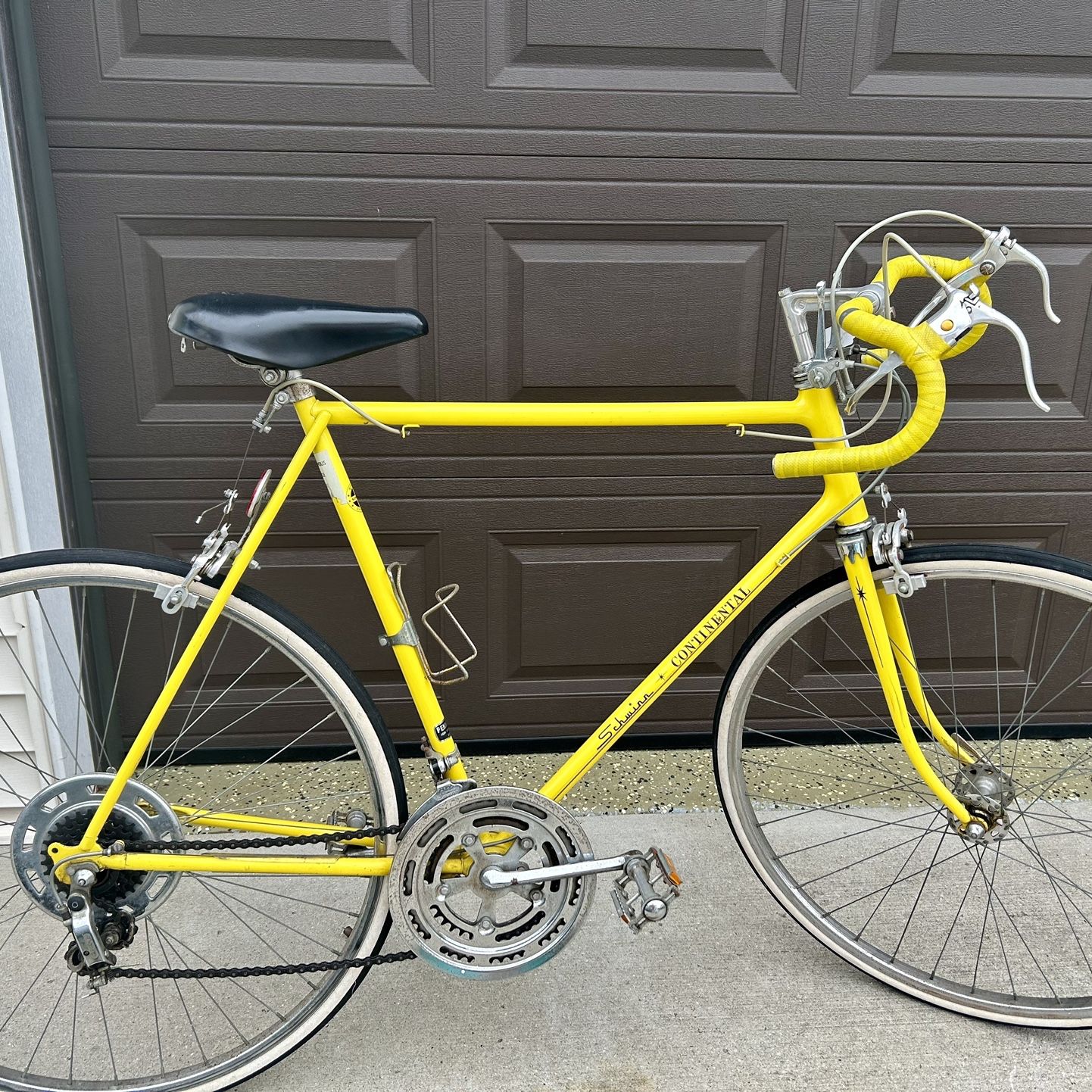 Schwinn Continental bicycle. Great Condition. Ready For Use. Yellow Color.