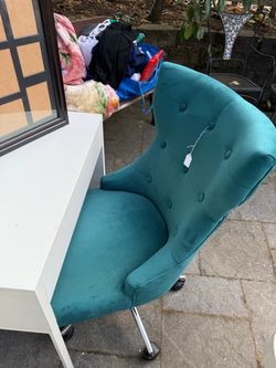 Vanity plus chair (no mirror)