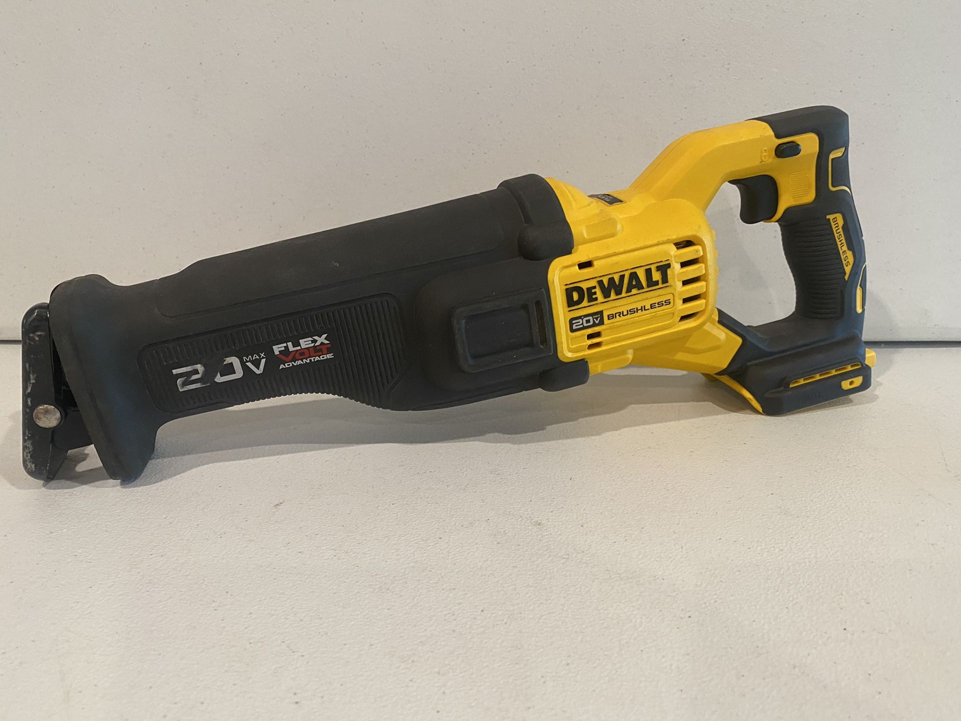 DEWALT 20-Volt MAX Lithium Ion Cordless Brushless Reciprocating Saw with FLEXVOLT ADVANTAGE (Tool Only)
