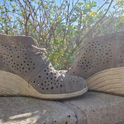 Toms Booties Barely Worn 6.5 Taupe Suede  Festival Chic