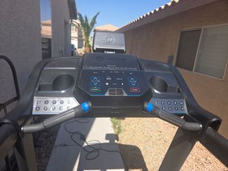 Horizon 5.0 AT  treadmil like new included delivery