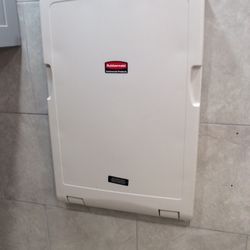 BABY CHANGING STATION VERTICAL  (RUBBERMAID)