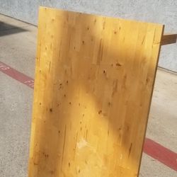 NICE WOOD COFFEE TABLE 