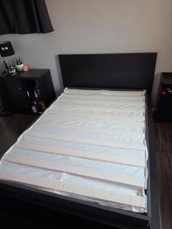 Full size mattress foundation with slats
