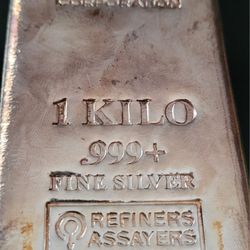 1 Kilo (35.3 oz) of 0.999 Silver Bar